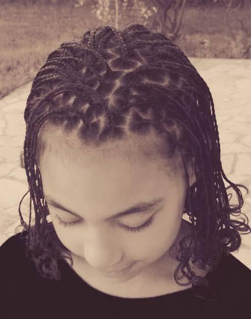 Lingeerism's tweet photo. Je cherche une coiffeuse à Paris ou dans le 93 de préférence qui sait faire des laifs ( tresses sénégalaises sans rajouts) pour me coiffer une fois par mois ( si je suis satisfaite du résultat) 
Voilà à quoi ça ressemble en gros.
Partages appréciés https://t.co/Mt6CsHISPF