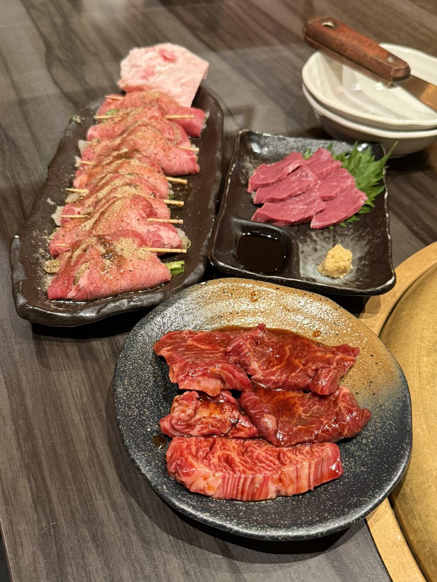 uzami_chan_'s tweet photo. ハシダさんが大好きな焼肉屋🥩

あたしもここだーーーーーいすき！！
とにかく安くて美味しいんよね
コーン茶無料やから無限に
飲んでる笑笑
ここのタンたまらんのよーー
改めて安ウマって神

天神橋店限定で石網ってのもよき🪨
近くに本店あるけどあえてこっちに！

📌万両 大阪/天神橋店 https://t.co/Zbe8VtSy8h