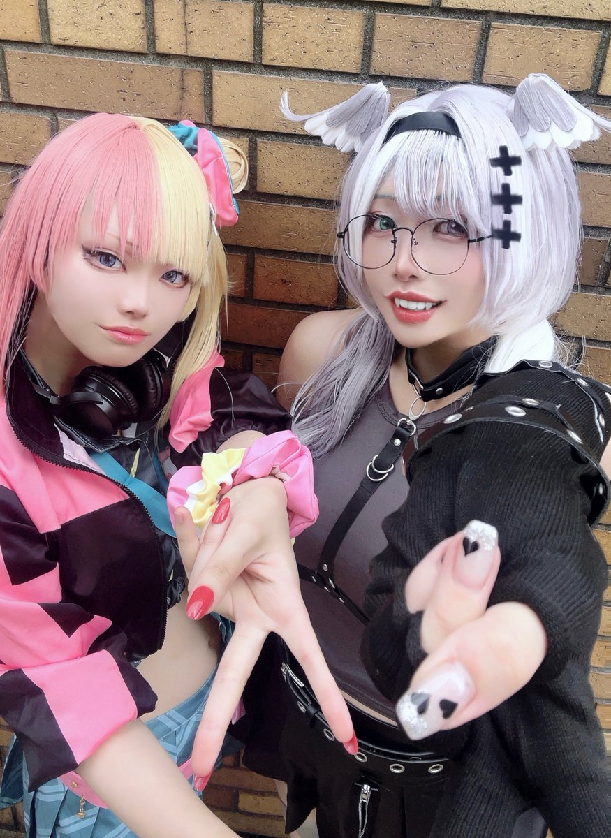 enjuco14's tweet photo. モノクロギャルとカラフルギャルです🫰🫰 https://t.co/IyzSCewP4S