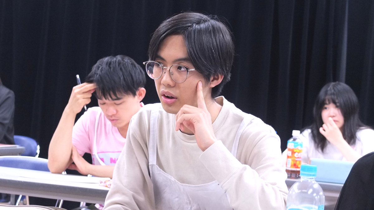 sigma7_school's tweet photo. 【スタッフ日誌📒】基礎科
本日は➡️横尾講師による語り・朗読

読む生徒だけでなく、
『聞く生徒』も必死です👂

１回のレッスンで1つでも多くを学ぶため
全力で聞くんです！

👨‍🏫Today's Advice👩‍🏫
「読み手が泣いちゃダメ。泣くのはお客様でしょ？」
#シグマ・セブン声優養成所 https://t.co/buRZiIIfnl
