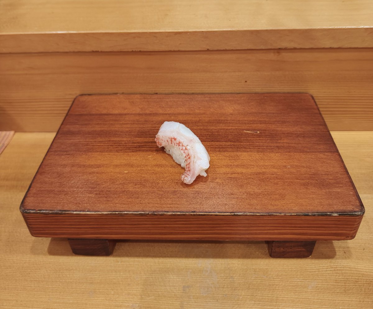 Atlas__Titan's tweet photo. 小樽でお寿司を頂きました

鮨処浜谷さんへ
玄関、外構が綺麗になって驚き
お店の構え通り、美味しいお寿司屋さんで、今回も安定のお任せコース

きんきにしめ鯖に雲丹が目立つも全体的に美味しいネタが頂けるのでおすすめのお店です！ https://t.co/ZwEuKIVFae