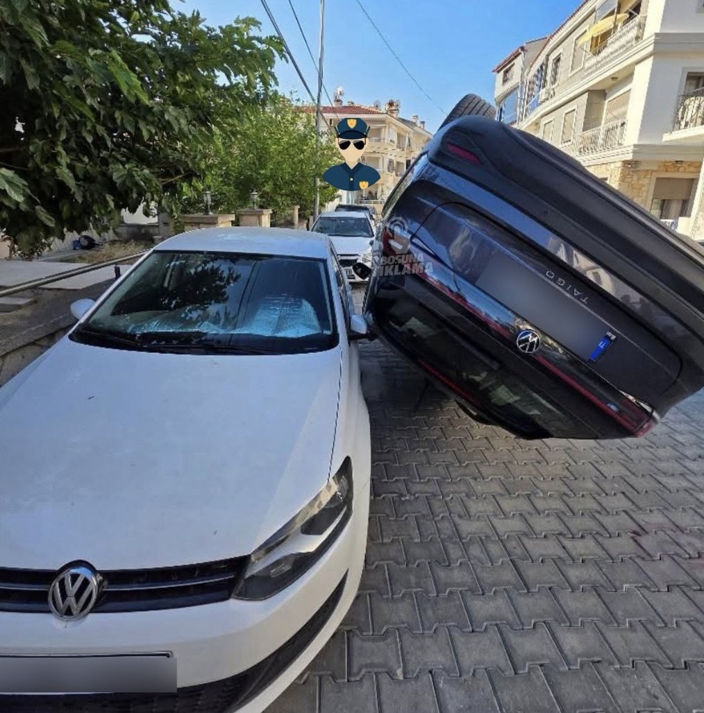 bosunatiklama's tweet photo. İzmir'de kontrolden çıkıp yan yatan araç, park halindeki arabanın dikiz aynasına yaslanarak dengede kaldı. https://t.co/i4YAFQqVkE