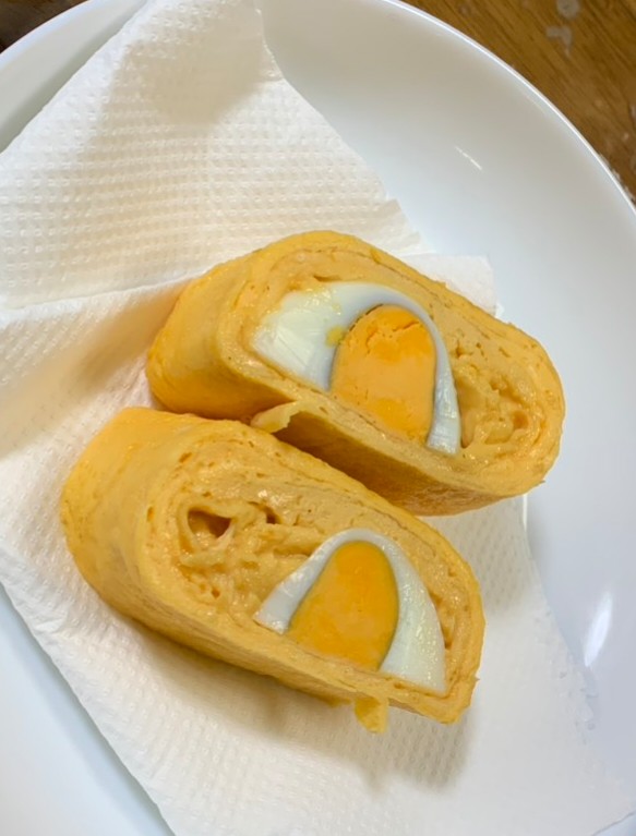 hontousa1's tweet photo. 茹でた、まご
たま、ごやき。

#ゆで卵
#卵焼き
卵焼きとゆで卵どっちが食べたいか悩んでたから、
どちらも入れたよn。 https://t.co/qp6pYC37WI