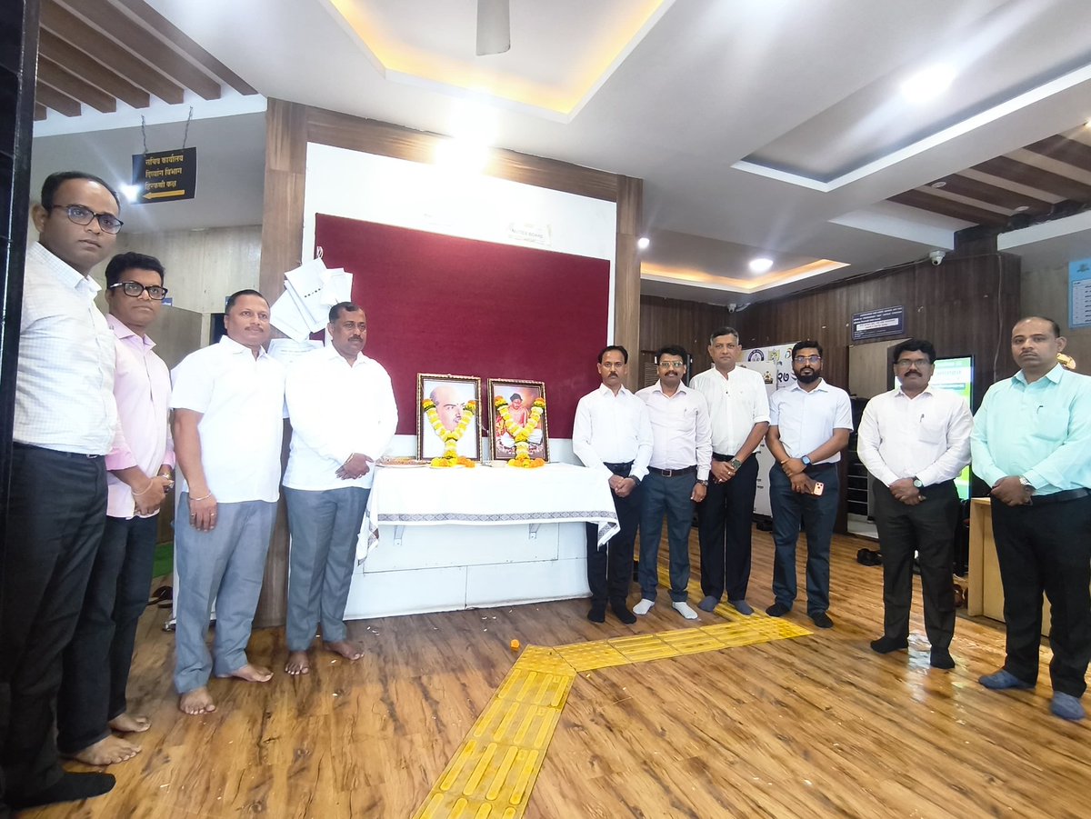 PanvelCorp's tweet photo. पनवेल महानगरपालिका मुख्यालयात श्री संत गुलाबराव महाराज व डॉ. श्यामा प्रसाद मुखर्जी जयंतीनिमित्त अभिवादन

पनवेल महानगरपालिका मुख्यालयात  (दि. ६ जुलै) थोर तत्वज्ञ, विचारवंत श्री संत गुलाबराव महाराज व प्रखर राष्ट्रवादी विचारवंत, भारतीय जनसंघाचे संस्थापकडॉ. श्यामा प्रसाद मुखर्जी यांच्या जयंतीनिमित्त त्यांच्या प्रतिमेस पुष्पहार अर्पण करून अभिवादन करण्यात आले.

 यावेळी महापौर नितीन पाटील, महापालिका सदस्य अजय बहिरा, परिवहन व्यवस्थापक कैलास गावडे, उपायुक्त प्रसेनजित कारलेकर, उपायुक्त स्वरूप खारगे, मुख्य वैद्यकिय अधिकारी डॉ आनंद गोसावी, लेखाधिकारी संग्राम ऱ्होरकाटे, सहाय्यक आयुक्त बाळासाहेब रातांबे, उपसचिव अक्षय कदम,  तसेच पालिकेचे अधिकारी व कर्मचारी उपस्थित होते.

उपस्थित मान्यवरांनी दोन्ही महान व्यक्तींच्या कार्याला अभिवादन करून त्यांच्या विचारांचा आदर्श समाजाने अंगीकारावा, असे मत व्यक्त केले.

#PanvelMunicipalCorporation #panvel 
#संतगुलाबरावमहाराज
