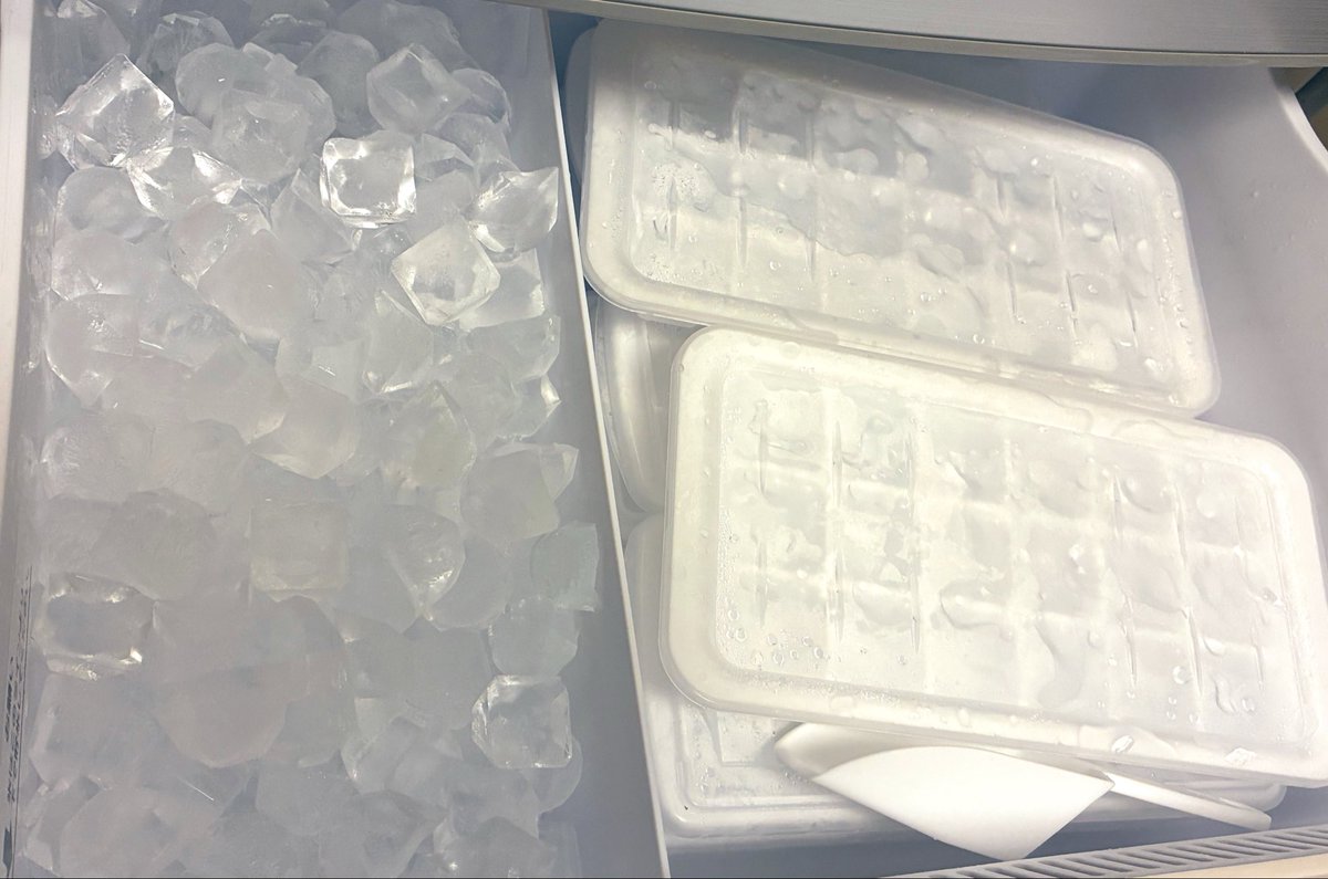 sigajim's tweet photo. 20時には全員のお風呂と夕飯と家事全般終わったー！氷はほぼ毎日この量作ってるよ🧊
筋トレしてストレッチして早く寝よう🙂‍↕️ https://t.co/Hsp1tAsDBU