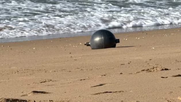 krone_at's tweet photo. Strand gesperrt: An einem Strand im Nordosten Australiens sind geheimnisvolle Metallkugeln entdeckt worden. https://t.co/tz4ySIC1F6 https://t.co/m9TmM4SD49
