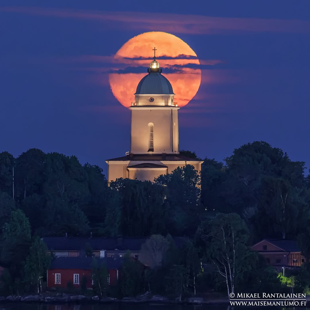 DiscoverFinland's tweet photo. Our Monday afternoon selection is a set of moon shots taken around Finland. 

Photos shared by hannukyto, atlasbysohan, maisemanlumo, and @arcticshadows:

https://t.co/ffqFY5wIgK https://t.co/f9qPFyrKy0