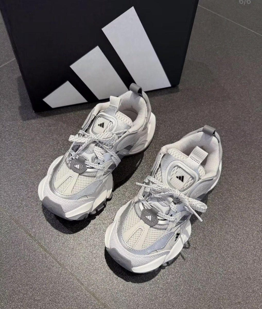 nokmust's tweet photo. この色味のadidas XLG、めちゃくちゃかわいくて好き。淡めの色のデニム、グレー系・黒系のパンツ、どれもいけて汎用性も高めで神 https://t.co/lpxcRGR8gA