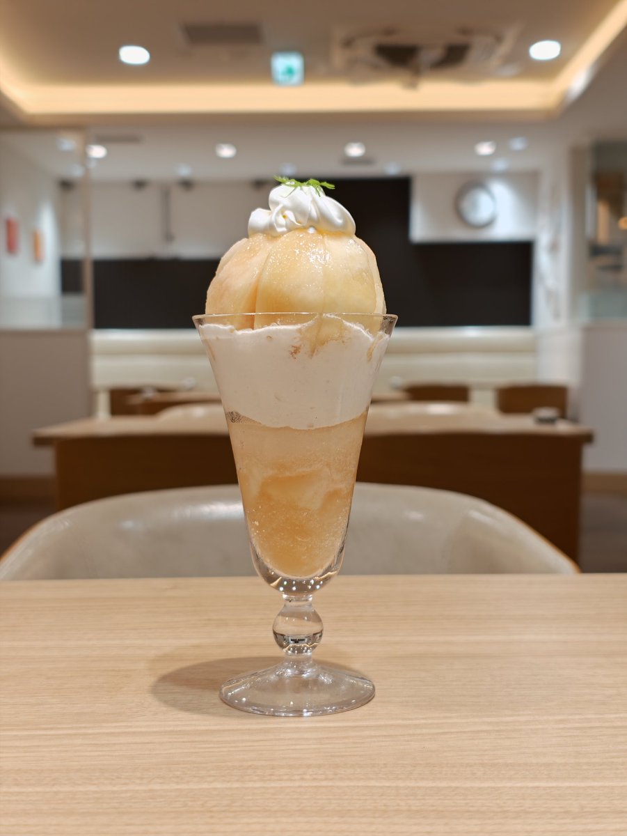 mocimoci_yukimi's tweet photo. 桃パフェ、ファミレスというと、デニーズ、びっくりドンキーに注目いきがちですが
こっソリ今日から不二家レストランで桃パフェスタート！
こっそりかと思いきや、銀座は18時過ぎには本日売り切れ！

人気なうえに結構早く終了するので、不二家の桃パフェが気になる方は急げ！

なお扱い店舗は以下！
渋谷店（東京都）
数寄屋橋店（東京都）
池袋東武店（東京都）
西永福店（東京都）
船橋東武店（千葉県）
川崎京町店（神奈川県）
