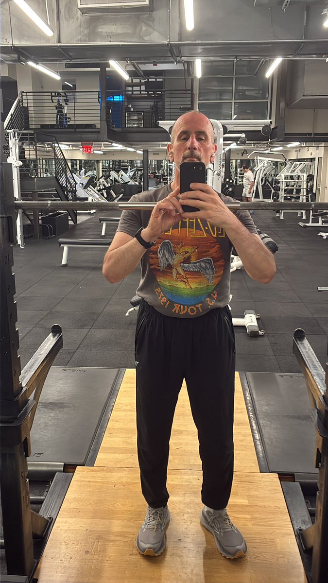 TardusRunsRich's tweet photo. #Mondaylift  got my week off to a good start. Hit the gym Monday at 5:30am with my fellow dedicated bros and sis. https://t.co/eLhBtzLS4l