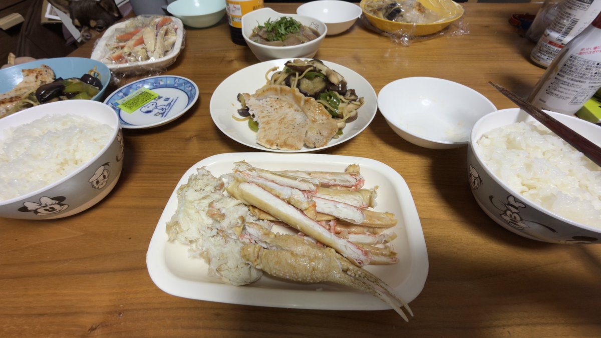 yutchicyoco's tweet photo. 晩ご飯は カニ 🦀
トンテキ キノコとナスのパスタ  昨日のヒラマサを漬けに https://t.co/FE4nrdvoDK