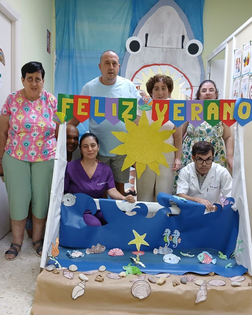 VerdiblancaAsc's tweet photo. 😎🌴 ¡Sonríe, que el verano ya ha llegado al Centro Ocupacional!
Gafas gigantes, flotadores, mucho color... y un photocall hecho con imaginación y materiales reciclados. ♻️☀️
#verano #centroocupacional #discapacidad #reciclajecreativo #Inclusión #creatividad #somosverdiblanca https://t.co/ddGaOYI5Kr