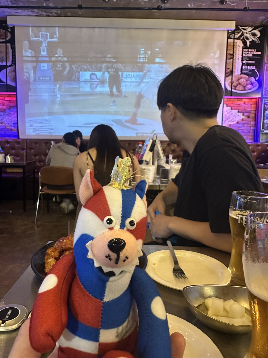 OtsukaRie's tweet photo. 結局、会場まで行くのは諦めて明洞のチキン屋さんへ。
バスケ観れますか?と聞くと、快くokしてくれたのだけど、なかなかログインできず店員さんが格闘してくれました💦
第1クオーターの最後の方から観れてます👀ありがとう🙏✨
#AkatsukiJapan
#GORDY https://t.co/mqAIft2Rlh