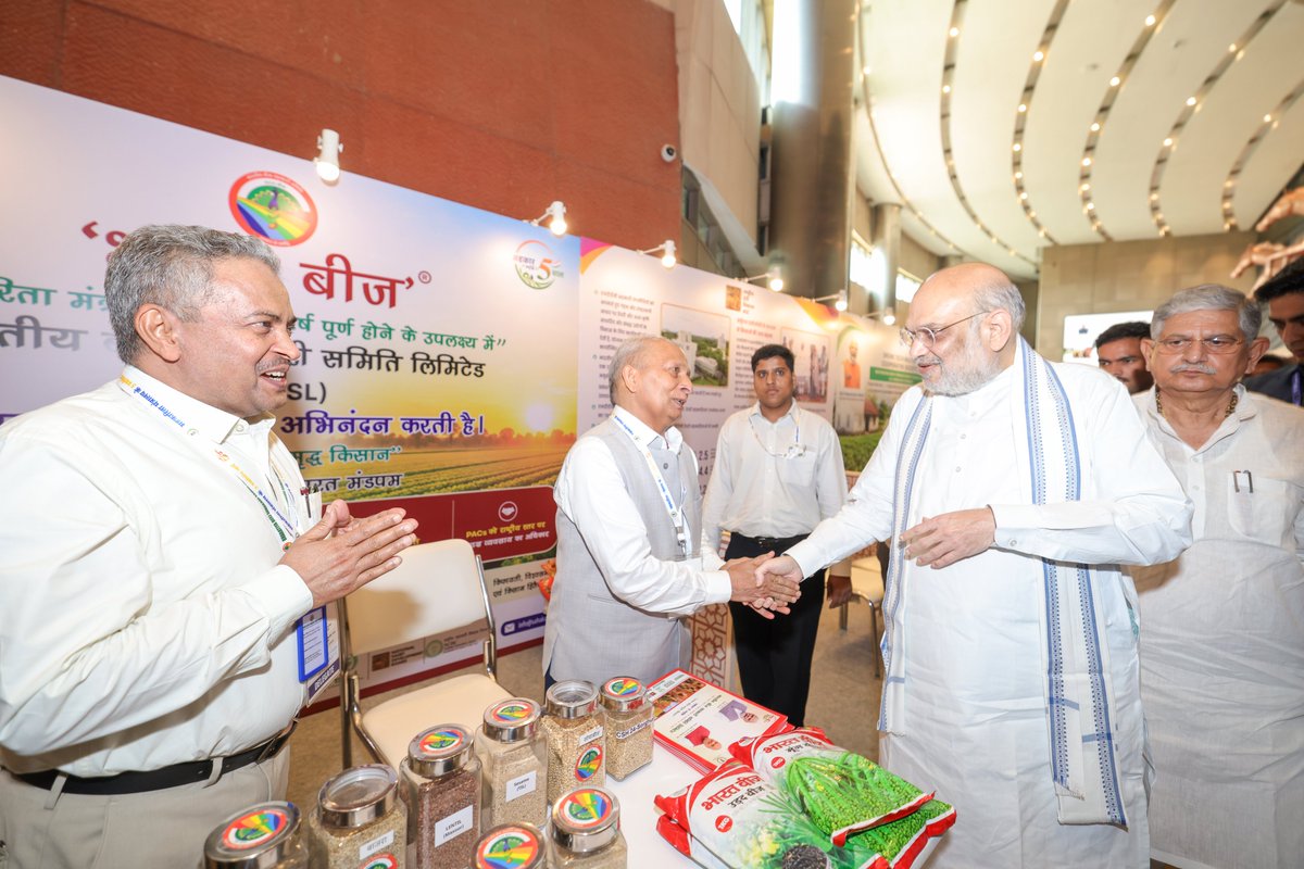 AmitShah's tweet photo. किसानों को समृद्ध, महिलाओं को सशक्त, युवाओं को स्वावलंबी और देश की अर्थव्यवस्था को मजबूत बनाने के लक्ष्य के साथ 5 वर्ष पूर्व मोदी जी के दूरदर्शी नेतृत्व में सहकारिता मंत्रालय की स्थापना की गई।

#SahkarSeSamriddhiKe5Saal में कृषि, डेयरी, बैंकिंग, लॉजिस्टिक्स और मोबिलिटी जैसे क्षेत्रों से जुड़े 30 करोड़ लोगों को सशक्त बनाया जा रहा है तथा गांव से लेकर वैश्विक बाजार तक सहकारिता का सशक्त और सफल मॉडल स्थापित हो रहा है। आज नई दिल्ली में इस अवसर पर आयोजित समारोह में देश भर से आए सहकारी क्षेत्र के लोगों से संवाद किया।