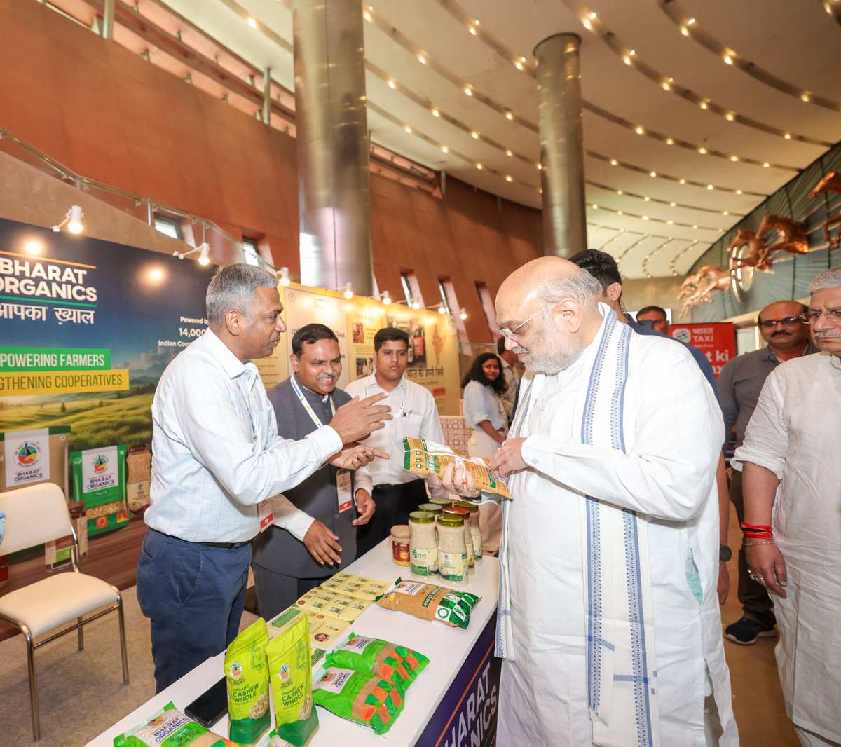 AmitShah's tweet photo. किसानों को समृद्ध, महिलाओं को सशक्त, युवाओं को स्वावलंबी और देश की अर्थव्यवस्था को मजबूत बनाने के लक्ष्य के साथ 5 वर्ष पूर्व मोदी जी के दूरदर्शी नेतृत्व में सहकारिता मंत्रालय की स्थापना की गई।

#SahkarSeSamriddhiKe5Saal में कृषि, डेयरी, बैंकिंग, लॉजिस्टिक्स और मोबिलिटी जैसे क्षेत्रों से जुड़े 30 करोड़ लोगों को सशक्त बनाया जा रहा है तथा गांव से लेकर वैश्विक बाजार तक सहकारिता का सशक्त और सफल मॉडल स्थापित हो रहा है। आज नई दिल्ली में इस अवसर पर आयोजित समारोह में देश भर से आए सहकारी क्षेत्र के लोगों से संवाद किया।