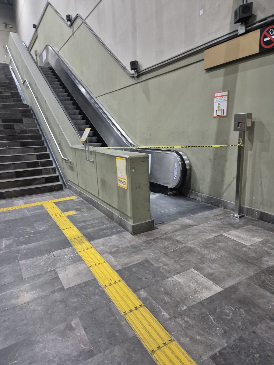 David_dhgunam's tweet photo. @MetroCDMX Y se inicia la semana de nuevo a la realidad, estas escaleras llevan descompuesta ya 1 semana. Es en la estación nopalera dirección mixcoac: https://t.co/QhBHcp2gQR