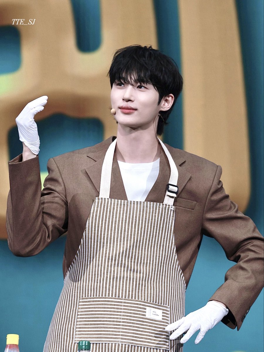 tte_sj's tweet photo. 260705 변우석 팬미팅 🤎

#변우석 #ByeonWooSeok https://t.co/LYPJNSn48F