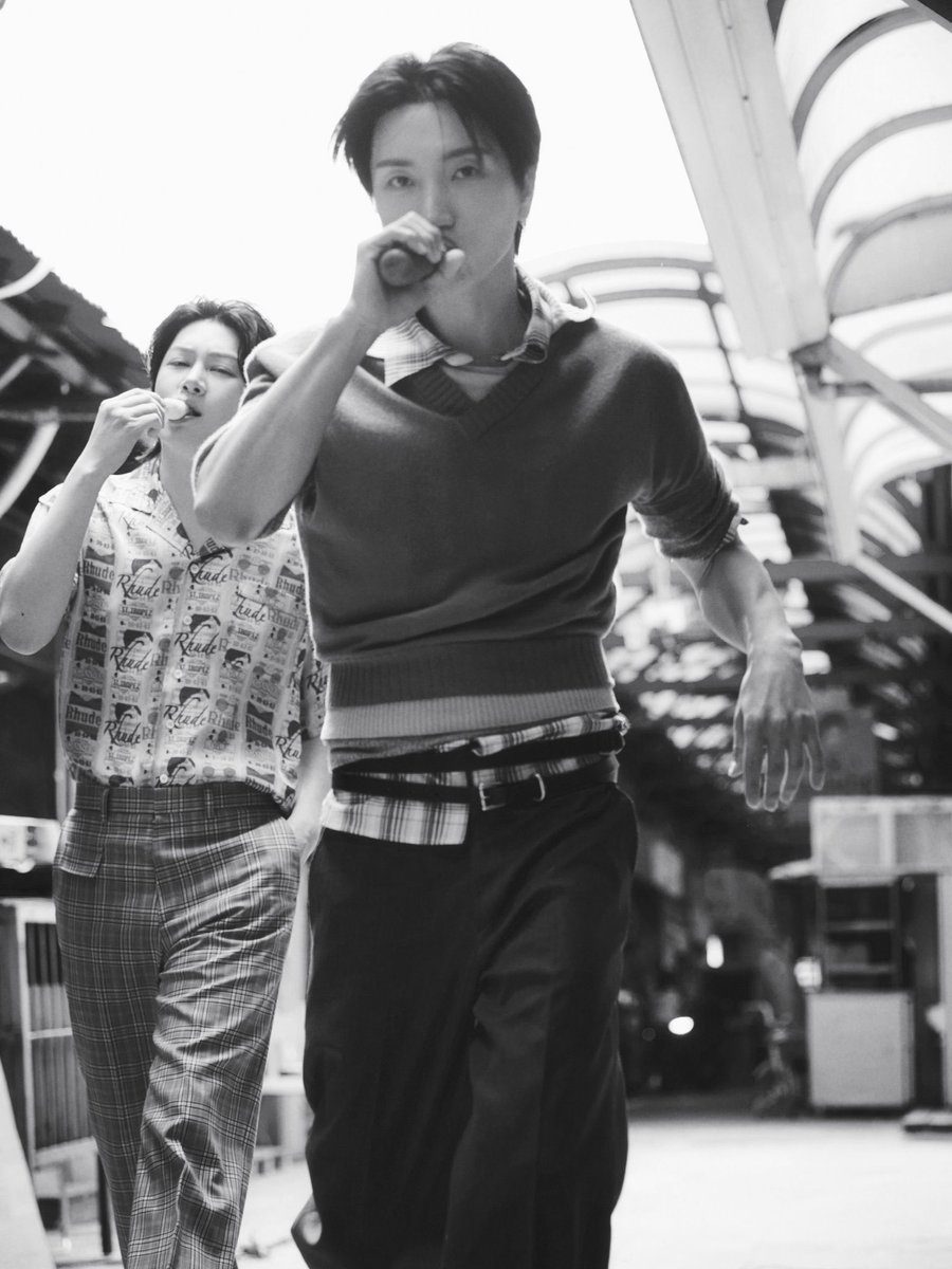 elfhyeru's tweet photo. 아이스크림 먹는 것 조차도 다름
ㅌㄱㅌㄱ는 그냥 오리고 뒤에 있으신 분은 치명스킬쓰시고 ..♡ ♡ https://t.co/LljP8dBxfF