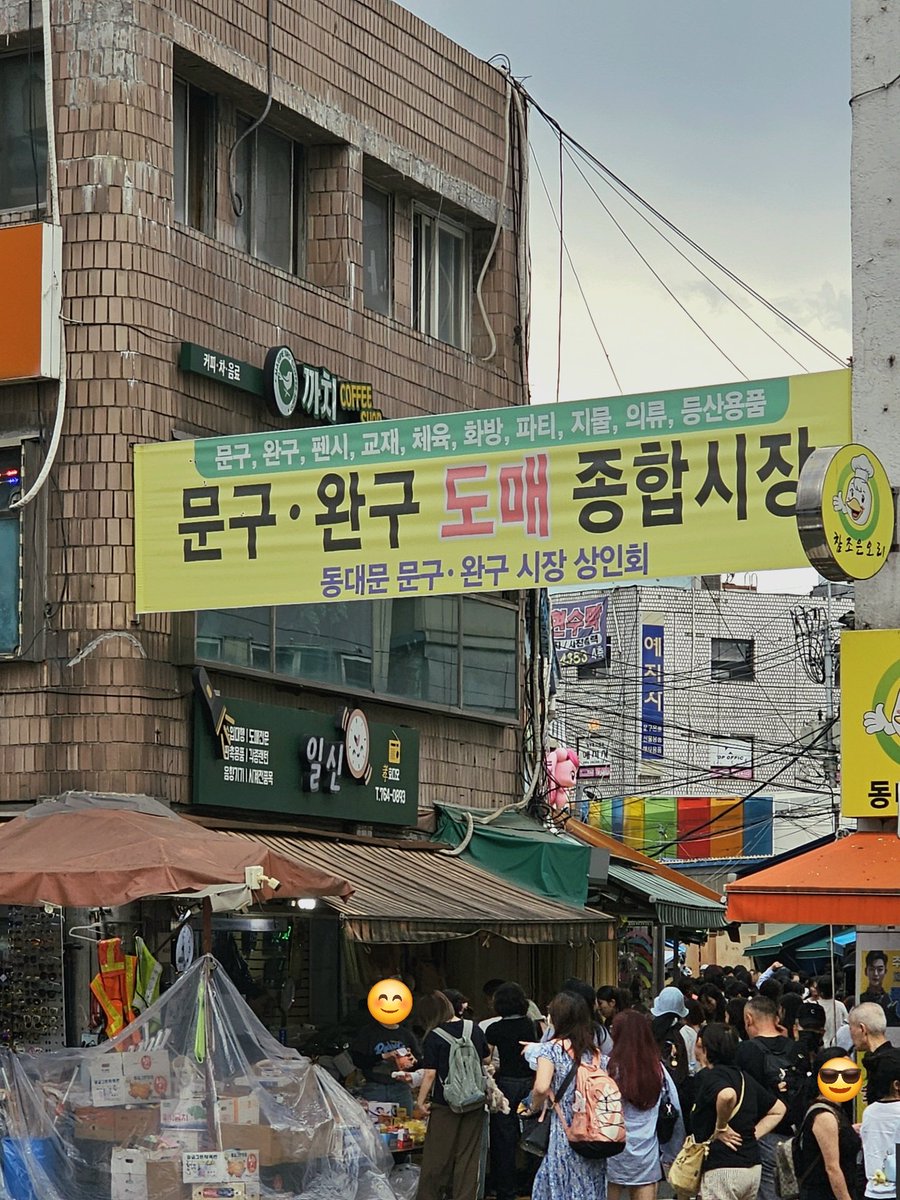 maareei's tweet photo. 말랑말랑 천국을 찾아옴. 친구들이 각자 추구하는 말랑함이 다른게 너무 재밌슴. 모두가 같이 주물주물.. 말랑말랑 .. 리락쿠마 말랑이는 그때그때 만날 수 있는 종류가 다른 것 같응..  이번주 리락쿠마는 교자,키위,팽이버섯 인듯함 https://t.co/aYrzN0orMy