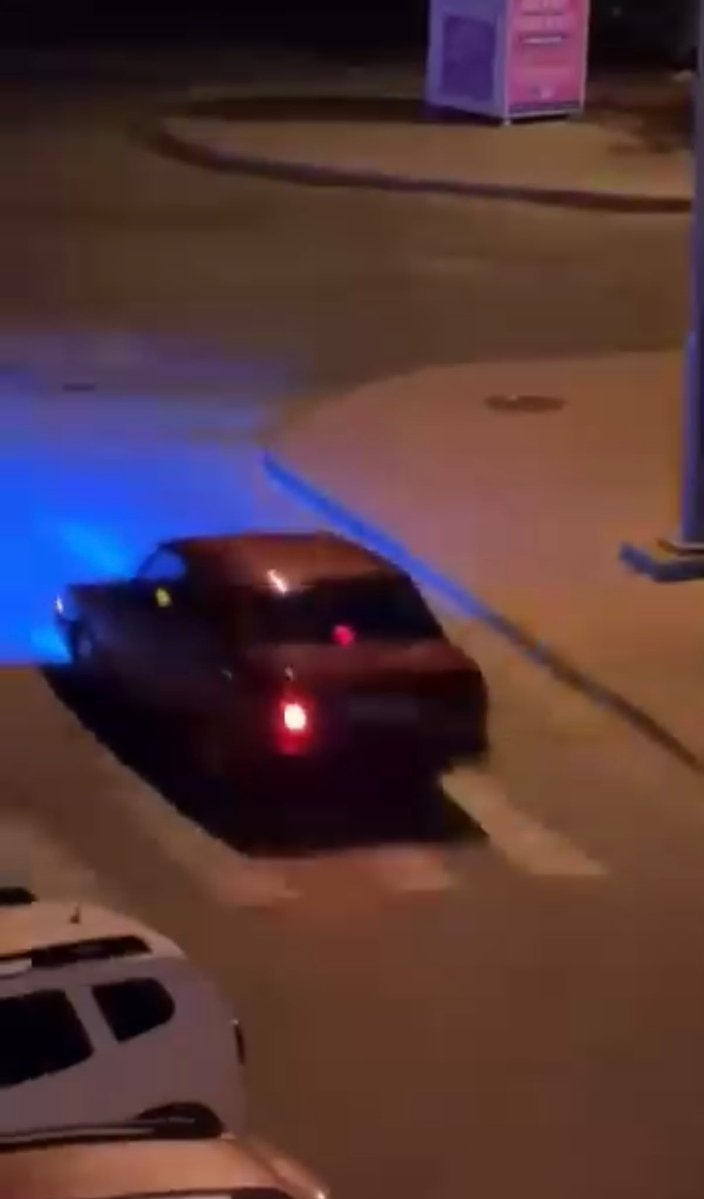 radyotrafik's tweet photo. Antalya'nın Gazipaşa ilçesinde gece saatlerinde yüksek sesle müzik açarak çevreyi rahatsız ettiği belirlenen 2 sürücüye toplam 246 bin 898 TL idari para cezası uygulanırken, araçlar trafikten men edilerek otoparka çekildi. https://t.co/RvfXZuVhrh