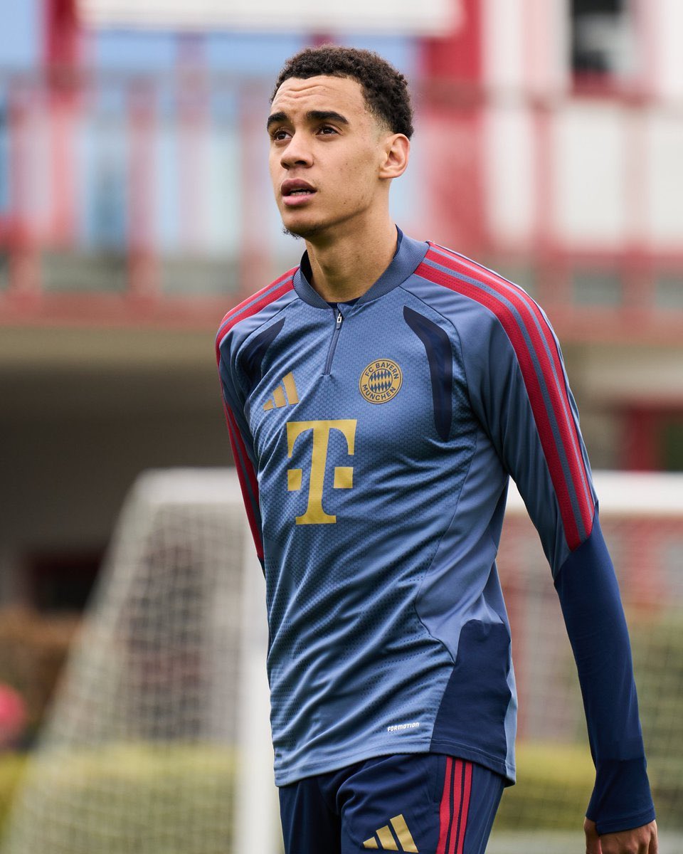 FCB_Zeitung_JP's tweet photo. 📰 - ジャマル・ムシアラは先週木曜日、バイエルンのチームドクターであるヨッヘン・ハーネ医師や、監督のヴィンセント・コンパニと協議したうえで、極秘に手術を受けていた。

ムルナウの外傷専門病院で行われた手術では、左足に入っていた金属プレートが取り除かれた。

今回ワールドカップで早期敗退したことで、このタイミングでプレートを除去する手術を受けることができた。通常通り大会を勝ち進んでいれば、7月20日に始まるバイエルンのプレシーズン準備の一部を欠場することになり、この手術は難しかった。

ムシアラはその代わりに夏休みを返上し、今週月曜日からすでにリハビリトレーニングを開始する。

@BILD🥈