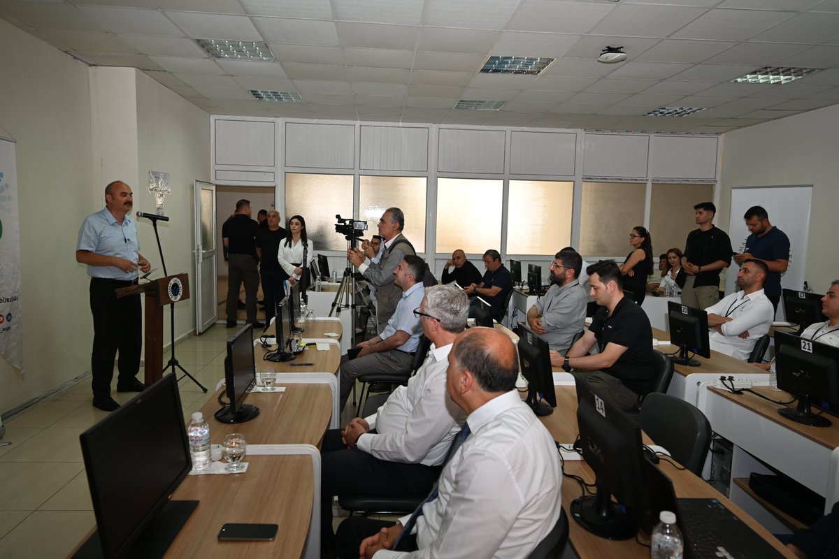 BatmanilMEM's tweet photo. Yapay Zekâ Eğitim Programının İlk Mezunları Sertifikalarını Aldı

Valimiz Sayın Ekrem Canalp, Valiliğimiz himayelerinde ve İl Özel İdaresi finansman desteğiyle Batman Üniversitesi ve İl Millî Eğitim Müdürlüğümüz iş birliğinde Türkiye’de ilk defa gerçekleştirilen Yapay Zekâ Eğitici Eğitimi Sertifika Töreni’ne katıldı.

Törene; Valimizin yanı sıra İl Milli Eğitim Müdürümüz Sayın Yaşar Ciğer, Batman Üniversitesi Rektörü Sayın Prof. Dr. İdris Demir, İl Özel İdaresi Genel Sekreteri Sayın Abdulkadir Özer, Batman Üniversitesi akademisyenleri ile personeller katıldı.

Okullarda Yapay Zekâ ve Eğitim Teknolojileri Merkezi çalışmalarında görev alacak öğretmenler ile kamu kurumlarında görev yapan personelin bilgi ve yetkinliklerini geliştirmek amacıyla hayata geçirilen program kapsamında katılımcılar, yapay zekâ alanındaki temel kavramlar, veri bilimi, makine öğrenmesi, eğitimde yapay zekâ uygulamaları ve proje tabanlı çalışmalar konusunda kapsamlı eğitim aldı. İki aşamalı olarak planlanan programın ilk bölümü çevrim içi, ikinci bölümü ise yüz yüze uygulamalı eğitimlerden oluştu.

463 kamu personeli Yapay Zeka Eğitimi Aldı
22 Nisan 2026 tarihinde başlayan ve 26 Haziran 2026 tarihinde tamamlanan 40 günlük yoğun eğitim programına toplam 463 kamu personeli katıldı. Katılımcıların 307'sini Millî Eğitim Bakanlığı personeli, 156'sını ise diğer kamu kurumlarında görev yapan personel oluşturdu. Programla Batman'da yapay zekâ alanındaki kurumsal kapasitenin güçlendirilmesi ve eğitimlerin önümüzdeki süreçte daha geniş kitlelere ulaştırılması hedefleniyor.

Programda konuşan İl Millî Eğitim Müdürümüz Sayın Yaşar Ciğer, yapay zekânın eğitim alanında her geçen gün daha fazla önem kazandığını belirterek, öğretmenlerin ve eğitim çalışanlarının bu dönüşüme uyum sağlamasının büyük önem taşıdığını ifade etti.
Yapay zekânın yalnızca teknolojik bir gelişme değil, aynı zamanda eğitim süreçlerini yeniden şekillendiren güçlü bir araç olduğunu vurgulayan İl Müdürümüz Sayın Ciğer, "Eğitimde dijital dönüşüm hedeflerimiz doğrultusunda öğretmenlerimizin ve eğitim yöneticilerimizin yeni teknolojileri tanıyan, kullanan ve geliştiren bireyler olarak yetişmelerini önemsiyoruz. Bu program sayesinde katılımcılarımız hem teorik bilgi edinmiş hem de kendi çalışma alanlarına yönelik somut projeler geliştirerek önemli bir deneyim kazanmıştır." dedi.
“Öğrencilerin Hizmetine 200 Bilim, Teknoloji ve Yapay Zekâ Sınıfı Sunduk”
Batman'da gençlerin bilim ve teknolojiyle erken yaşta tanışmalarını sağlamak amacıyla önemli projelerin hayata geçirildiğini vurgulayan Valimiz Sayın Ekrem Canalp, köy okulları dâhil il genelinde 200 bilim, teknoloji ve yapay zekâ sınıfının İl Özel İdaresinin finansman desteği ile öğrencilerin hizmetine sunulduğunu ifade etti. Bu yatırımlar sayesinde çocuklarımızı ve gençlerimizi geleceğin teknolojileriyle donatılarak yetiştirildiğini belirten Valimiz, bu öğrencilerin ilerleyen yıllarda ülkemizin bilim ve teknoloji alanındaki gelişimine önemli katkılar sunacağına inandığını kaydetti.
Yakın zamanda Necat Nasıroğlu Külliyesi bünyesinde hizmete açılacak olan Bilim Merkezi'nin Batman'ın bilim ve teknoloji vizyonuna önemli katkılar sağlayacağını ifade eden Valimiz, merkezin faaliyetlerinin Boğaziçi Üniversitesi, İzmir Yüksek Teknoloji Enstitüsü ve Batman Üniversitesi iş birliğiyle yürütüleceğini söyledi.
Program, sertifika takdimin ardından sona erdi.

@tcmeb @Yusuf__Tekin @batmanvaliligi @yasarciger