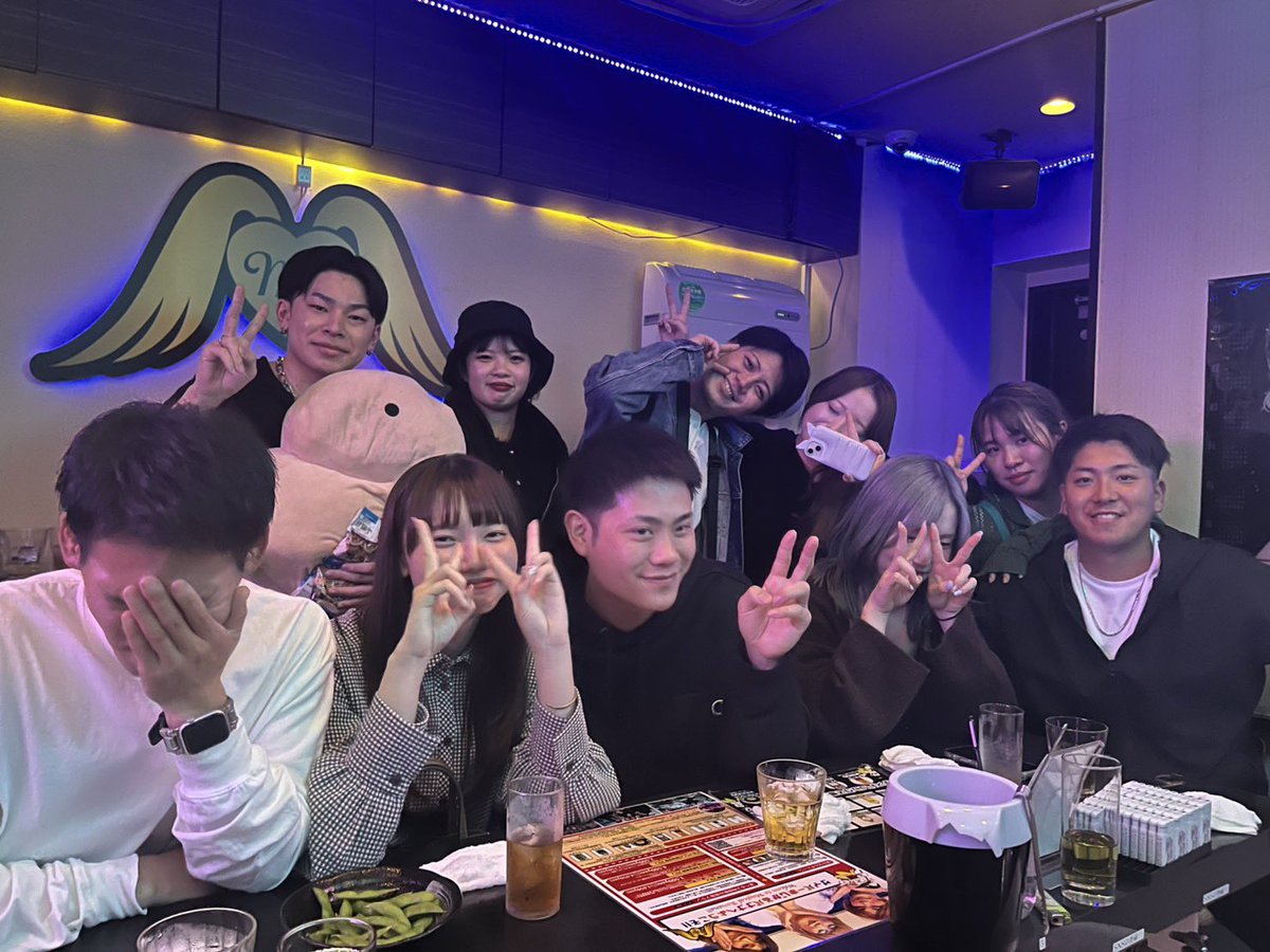 bar_magicalba7's tweet photo. ┈┈┈┈┈┈┈
💃 2026.7.6 MON ✨
┈┈┈┈

皆様ごきげんよう( ˘ω˘ )✨

連日の振り続ける雨の中、ご来店ありがとうございます😭✨

ハイテンションなあたし達でも憂鬱になる豪雨、さすがにもう梅雨明けよね？🫩☔️

今週もテンション上げていくわよっ💃

二次会にもお気軽にどうぞっ🥂 https://t.co/698l1xPxy6