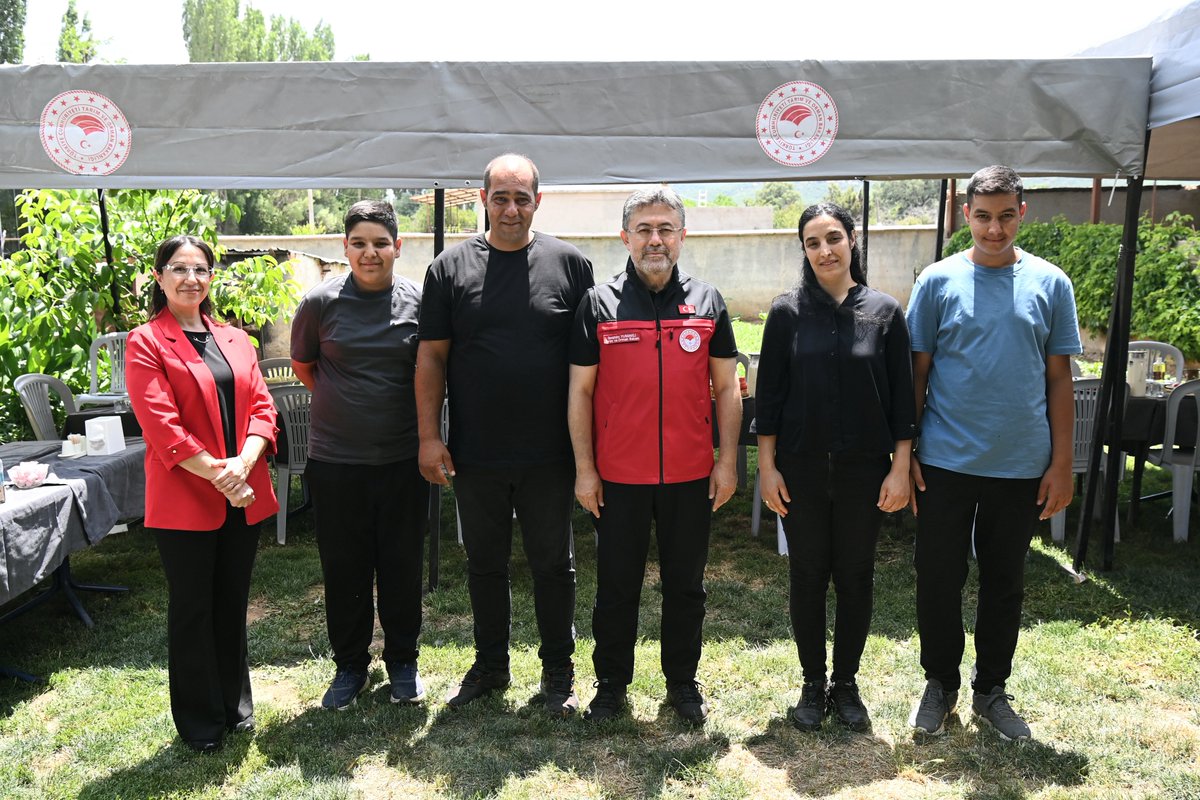 ibrahimyumakli's tweet photo. 🐂🐄 Üretime inanan, emeğini markalaştıran ve hayvancılığı tutkuyla sürdüren örnek bir aile işletmesindeyiz.

👨🏻‍🌾 Rahmi Konkur kardeşimiz; hastalıklardan ari işletmesi, kaliteli besilik materyal üretimi ve yenilikçi üretim modeliyle sektörümüze değer katıyor.

📲 En önemlisi de bilgi ve tecrübelerini dijital platformlarda paylaşarak hayvancılık yapmak isteyenlere ilham oluyor.

Üretime olan inancı ve özverili çalışmaları dolayısıyla Rahmi kardeşimizi ve ailesini tebrik ediyorum.