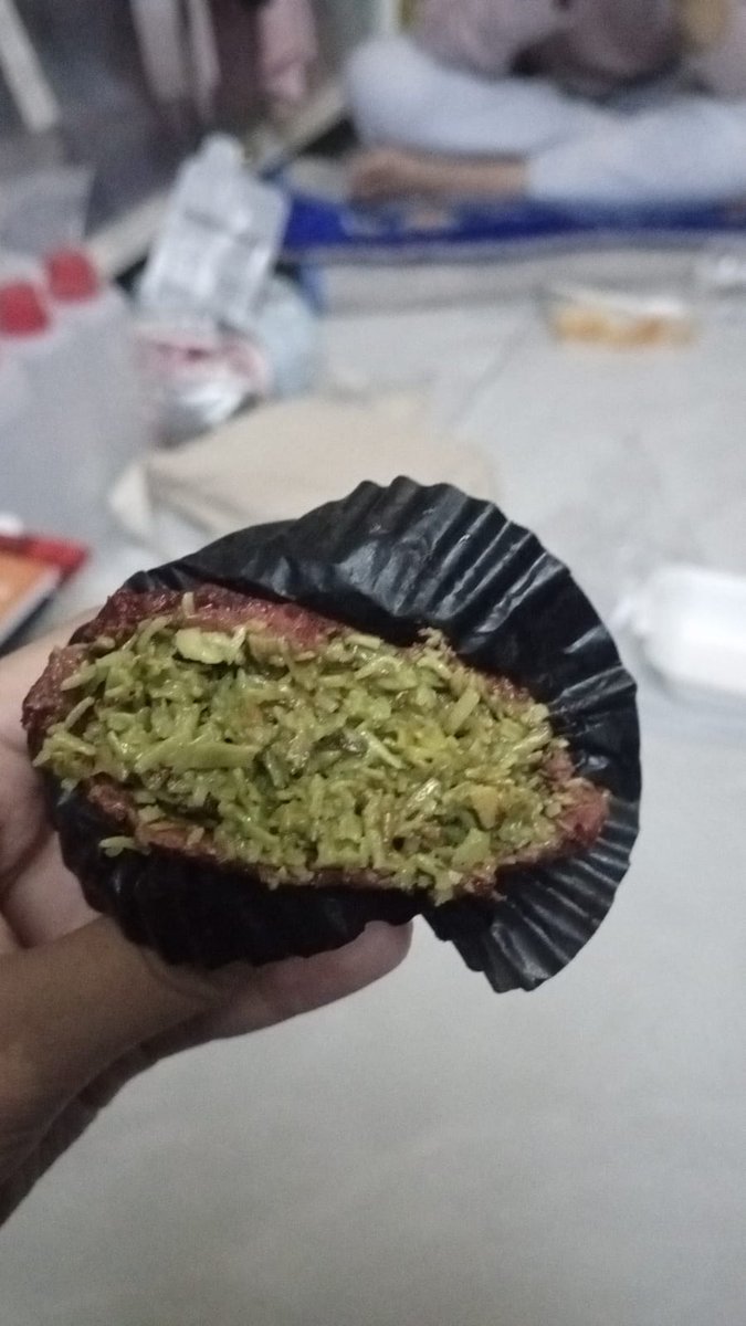 muggleslyfe's tweet photo. Dubai cuwicukis ini aku rate 6/10
Marshmallownya tebal n rasa marshmallownya dominan banget jadi gk ada rasa pahit dari coklat bubuk
Pistachio kunafanya krispi banget, tapi pistachionya agak lain😭 I MEAN iya pistachio kacang dan ini rasa kacang tapi bukan rasa kacang pistachio https://t.co/sE2LnkukpK