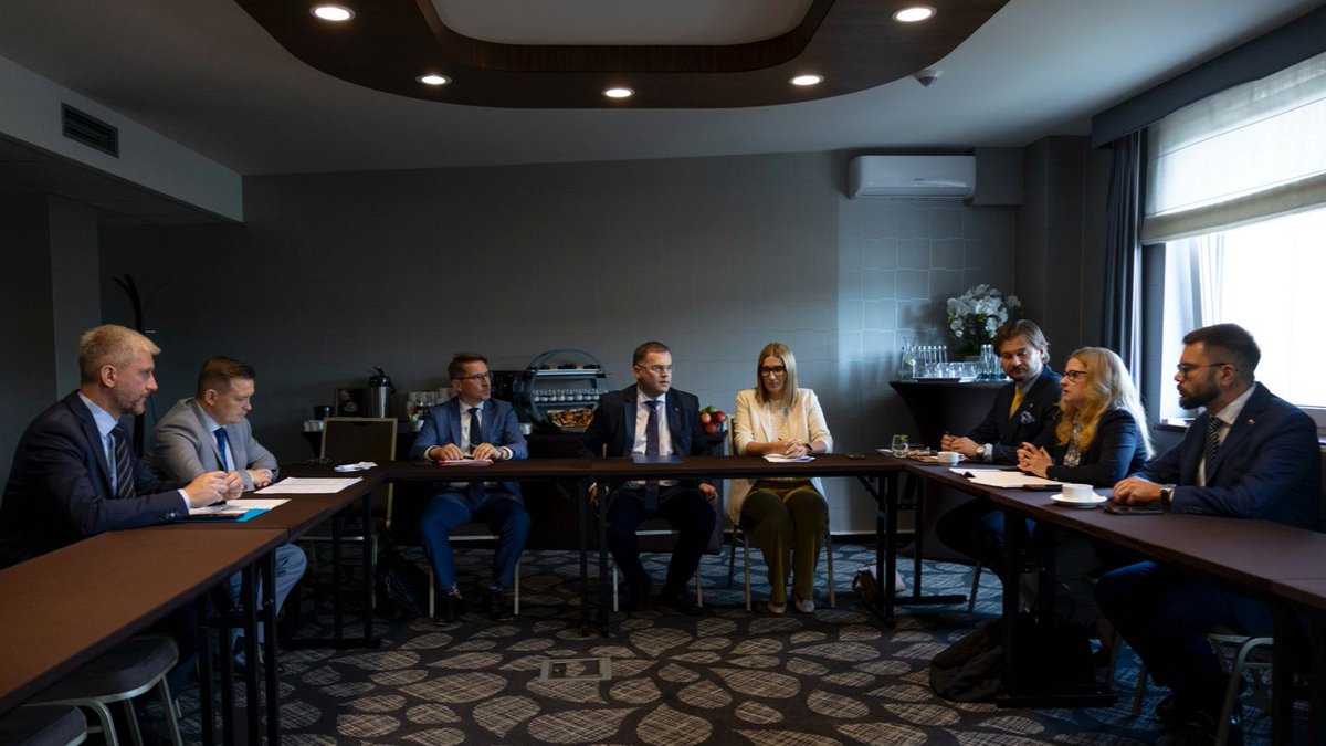 MRiTGOVPL's tweet photo. Wiceminister @JarosMichal spotkał się z wiceprezes @EIF_EU Merete Clausen. Rozmawiano m. in. o roli wsparcia Europejskiego Funduszu Inwestycyjnego dla #MŚP w zwiększaniu konkurencyjności gospodarki, wyzwaniach związanych z transformacją cyfrową małych i średnich firm oraz ich roli we wzmacnianiu europejskiej bazy technologicznej.