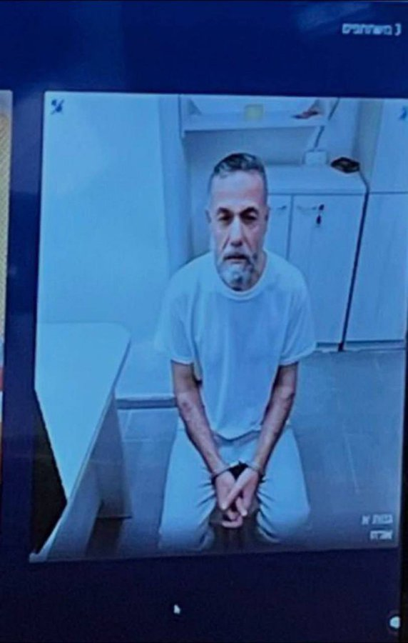 Ferdi_Karabasan's tweet photo. Gazze’de hastaneleri hedef alan işgal düzeni, şimdi de doktorları zindanlarda susturmaya çalışıyor.

Kemal Advan Hastanesi Müdürü Dr. Hussam Abu Safiya’nın avukatına göre, Dr. Abu Safiya hiçbir resmi suçlama olmadan işgalci siyonist İsrail hapishanelerinde ağır şartlar altında tutuluyor; tecrit hücresine alınması ise açıkça bir baskı ve işkence yöntemi olarak değerlendiriliyor.

Bu yalnızca bir doktorun hapsedilmesi değildir.
Bu, Gazze’de hayat kurtaran ellerin cezalandırılmasıdır.
Bu, hastaneleri yıkan zihniyetin, hekimleri de zindanlarda ezme girişimidir.

Avukatının açıklamasına göre 100’den fazla sağlık çalışanı da herhangi bir suçlama olmadan alıkonulmuş durumda.

Düşünün:
Bir doktor hastasını terk etmediği için hedef oluyor.
Bir hastane müdürü görevini yaptığı için hapsediliyor.
Bir sağlık sistemi, bombalarla ve tutuklamalarla çökertilmek isteniyor.

Gazze’de mesele sadece bombalar değildir.
Mesele; hastanenin, doktorun, ilacın, ambulansın ve yaşam hakkının sistematik biçimde hedef alınmasıdır.

Dr. Hussam Abu Safiya yalnız değildir.
Gazze’nin hekimleri yalnız değildir.
Bu zulmü gündemde tutmak, insanlığın en temel görevidir.