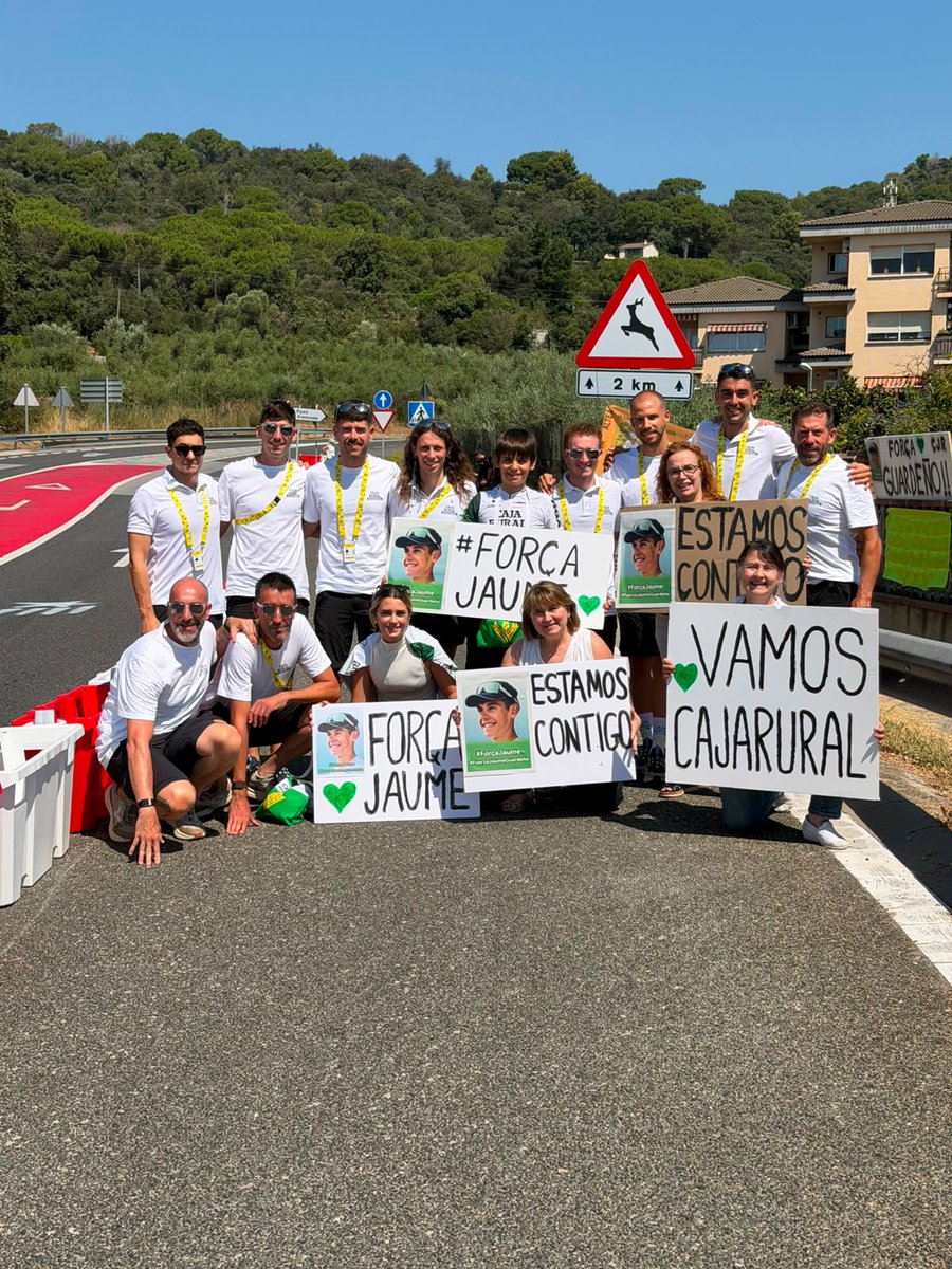 CajaRural_RGA's tweet photo. 💚 Momento muy especial en la primera parte de esta tercera etapa, al pasar junto a la familia de nuestro compañero Jaume Guardeño. 

Gracias por vuestros ánimos y por acompañarnos durante estos días en Cataluña 🫂

#ForçaJaume https://t.co/zt2UDIXmzq
