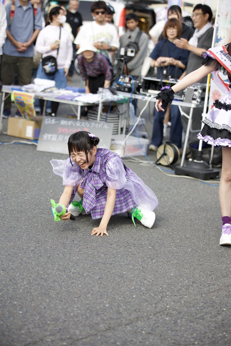 GaOpacchi's tweet photo. 2026.07.05
館鼻岸壁朝市ライブpacchi

紫💜んなちゃん生誕祭前朝市ライブ
みんなが「お誕生日おめでとう」のタスキを掛けてる隙に
んなちゃんにドッキリを仕掛けるゆうみさん🦗大爆笑🤣𐤔

#日本一朝早く会えるアイドル 
#館鼻岸壁朝市
#Twinkle
#pacchi 
#虹乃愛んな
#水綺もか
#羽衣舞
#双葉ゆうみ https://t.co/g9wNgzN7Fd