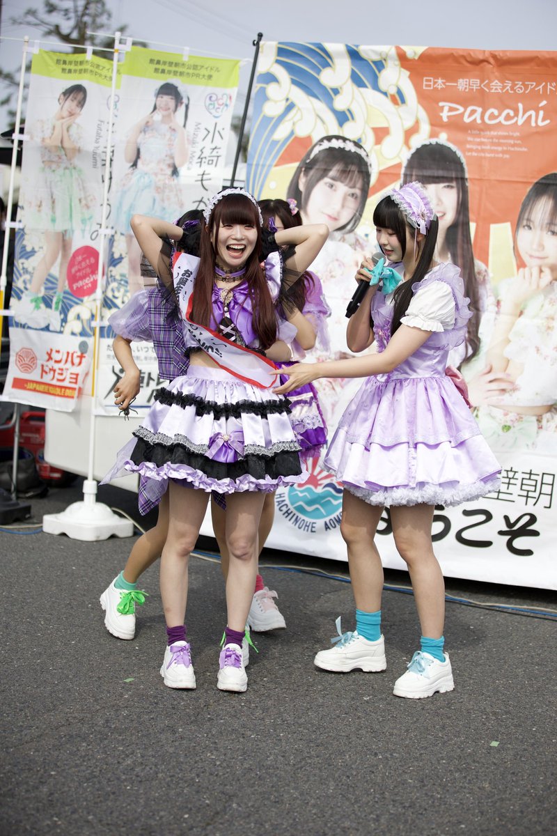 GaOpacchi's tweet photo. 2026.07.05
館鼻岸壁朝市ライブpacchi

紫💜んなちゃん生誕祭前朝市ライブ
みんなが「お誕生日おめでとう」のタスキを掛けてる隙に
んなちゃんにドッキリを仕掛けるゆうみさん🦗大爆笑🤣𐤔

#日本一朝早く会えるアイドル 
#館鼻岸壁朝市
#Twinkle
#pacchi 
#虹乃愛んな
#水綺もか
#羽衣舞
#双葉ゆうみ https://t.co/g9wNgzN7Fd