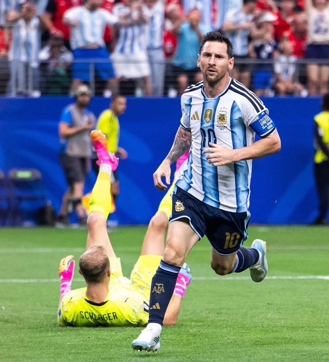 Tobs_fc's tweet photo. Messi is older than the version of Ronaldo who was benched at the last World Cup. 

That same Messi is competing with Haaland and Mbappe for the golden boot. MADNESS!! 😭 https://t.co/DWZIkSnDXH