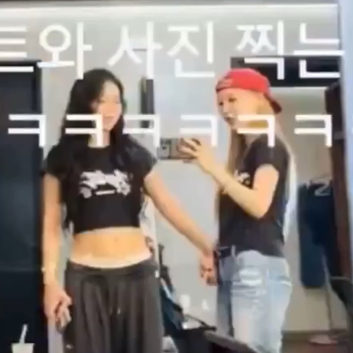 _moonjiyeon's tweet photo. they’re insane for this https://t.co/x2STVT2cf9