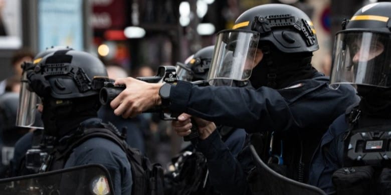 Red__Accion's tweet photo. 🇫🇷 Francia debate una ley que dará legalmente “derecho a matar” a la Policía

La propuesta, apoyada por Macron, invierte la carga de la prueba y obliga a la víctima a demostrar que el disparo “no cumplía los requisitos legales”. https://t.co/qPQzRR7uEG Por @DSocialista_ https://t.co/wE0jsskQK7