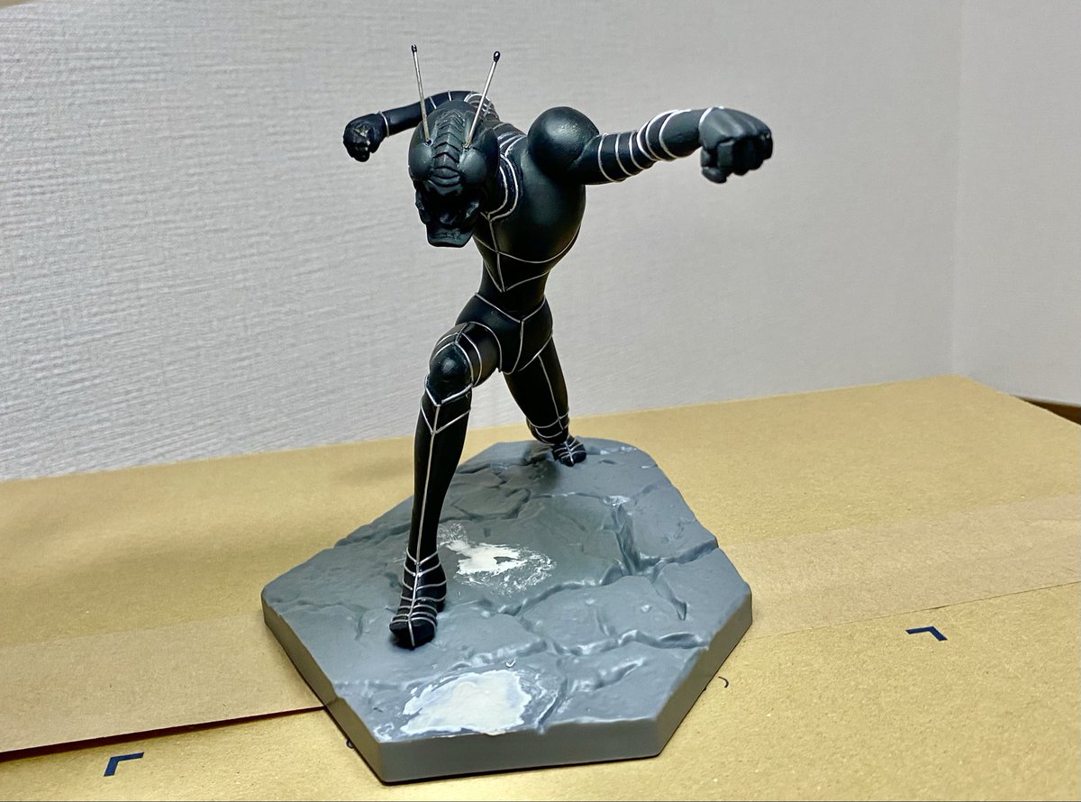 sin_Maskedrider's tweet photo. はんだつけたらグッとＺＯぽくなりました！

引越し作業中に段ボールの上で作るのがやっぱ作法ですよね。 https://t.co/mEYlhSvPD0
