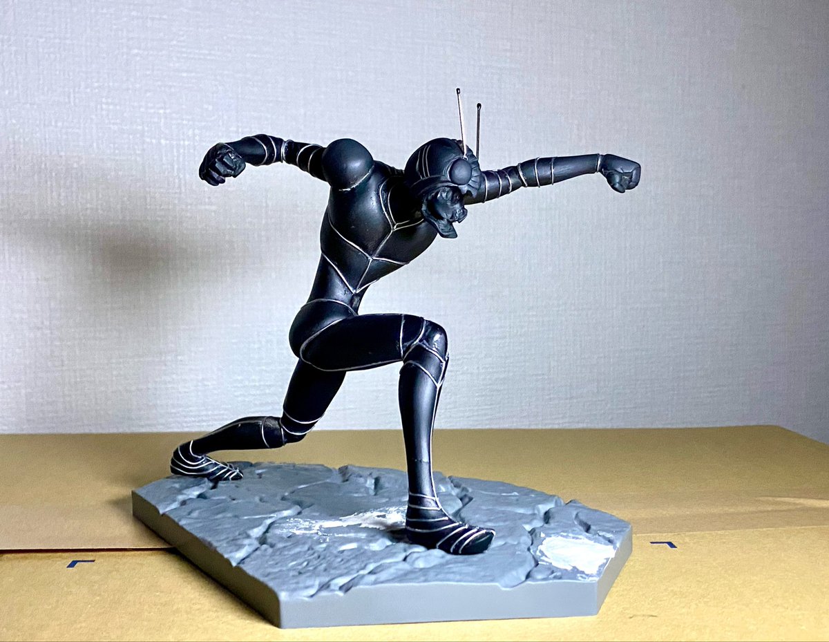 sin_Maskedrider's tweet photo. はんだつけたらグッとＺＯぽくなりました！

引越し作業中に段ボールの上で作るのがやっぱ作法ですよね。 https://t.co/mEYlhSvPD0