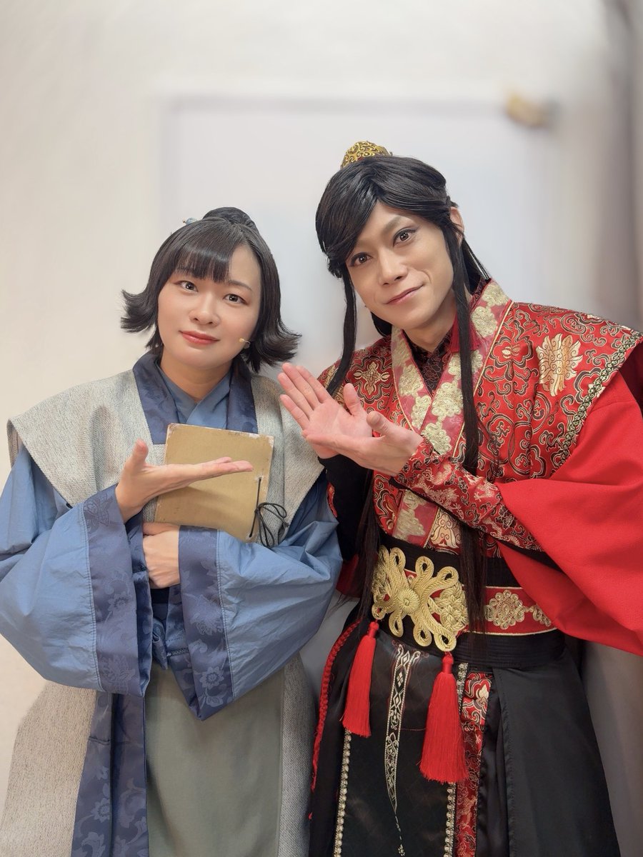 bubububun's tweet photo. #嗣ノ導 赤橙役の玉城裕規さんと。
お芝居も殺陣も覚悟も責任も何もかも、役者たるものこう在るべきだと示してくださる大きな背中でした。尊敬の二文字に尽きます。

作中に目が合わない関係性だったので、いつかまたご一緒できる日が来た暁には"視線を交わす"を目標に、明日からも頑張っていきます。 https://t.co/X5Ug9xoDiu
