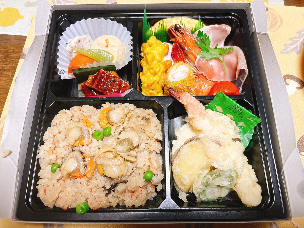 Sayaneeeee923's tweet photo. 夜ご飯
販売報告会のお弁当。
炊き込みご飯美味い…ŧ‹”ŧ‹”( ‘ч’ )ŧ‹”ŧ‹”
写真撮り忘れてますが、サラダモリモリ食べました。
 #ソウルメイトダイエット部 https://t.co/j2Y2yS51Zi