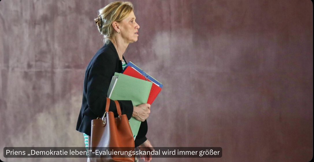 keypousttchi's tweet photo. Die Mitarbeiter in den Bundesministerien haben sich angewöhnt, große Teile ihrer Arbeit für viel Geld outzusourcen.

Das wäre okay, wenn man dafür die Leute in den Ministerien entlassen hätte.

Stattdessen haben die aber in den letzten 15 J einen Zuwachs von 30% Beamtenstellen. https://t.co/2ZPDD1Q9HZ