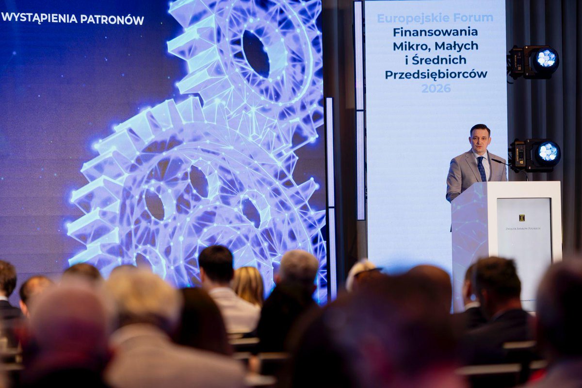 MRiTGOVPL's tweet photo. 💬Wiceminister @JarosMichal podczas inauguracji Europejskiego Forum Finansowania Mikro-, Małych i Średnich Przedsiębiorców: Sukces polskiej gospodarki nie byłby możliwy bez #MŚP, które generują prawie 50% PKB.W ciągu ostatnich 20 lat zmieniły się preferencje przedsiębiorców dotyczące źródeł finansowania zewnętrznego. Obecnie poza zadłużeniem w bankach duże znaczenie ma finansowanie w formie leasingu oraz kredytów i pożyczek zagranicznych.