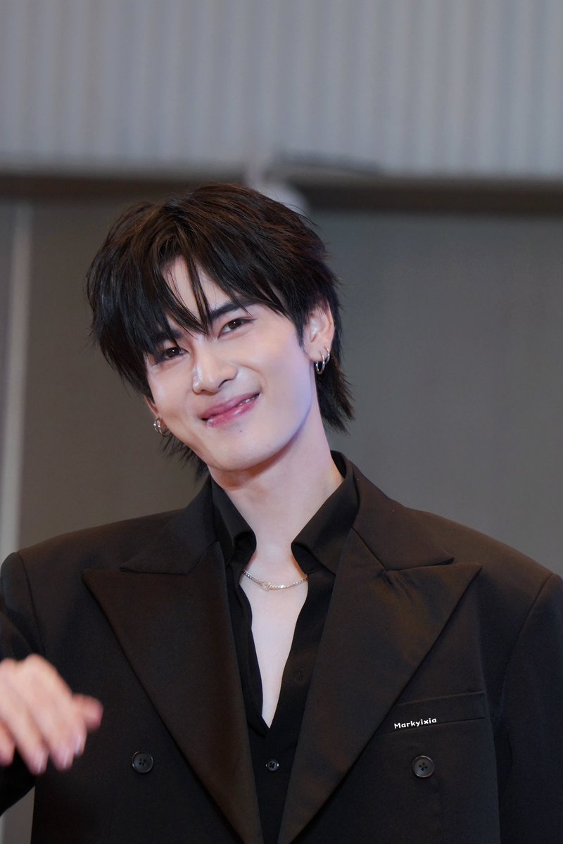 Markyixiaxia's tweet photo. 🤨
SANTA HEATBEAT FIZZY

#SantaFanSigninChina
#Santapp https://t.co/t6vENfun24