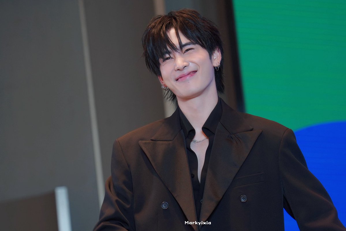 Markyixiaxia's tweet photo. 🤨
SANTA HEATBEAT FIZZY

#SantaFanSigninChina
#Santapp https://t.co/t6vENfun24