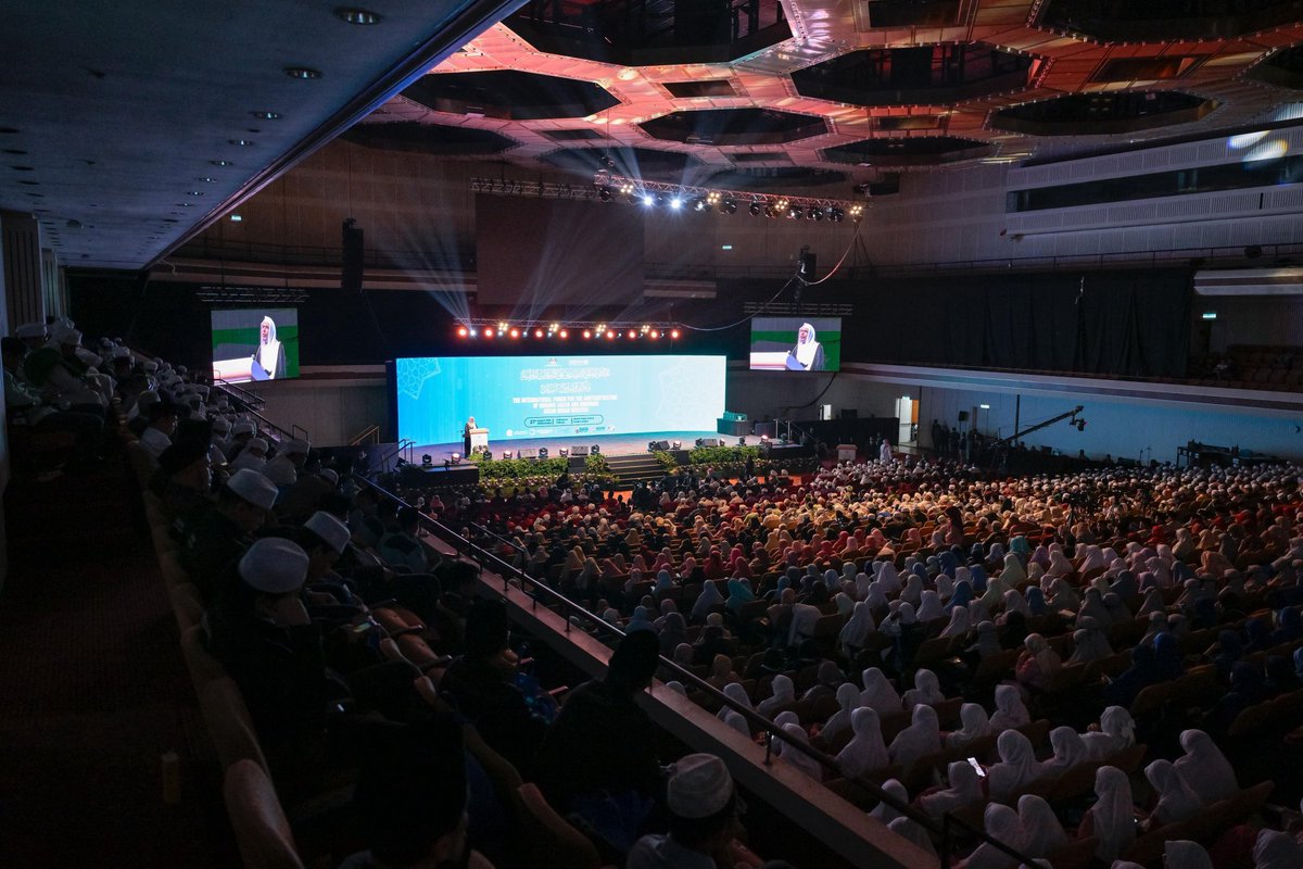 MWLOrg_en's tweet photo. The Muslim World League takes pride in serving the Holy Qur’an and its people by empowering its memorizers, supporting the most outstanding among them, and organizing Qur’anic competitions and initiatives that foster healthy competition in memorizing the Holy Qur’an, perfecting its recitation, reflecting on its meanings, and living by its guidance—affirming the MWL’s role in reinforcing the significance of the Holy Qur’an in the lives of Muslims.