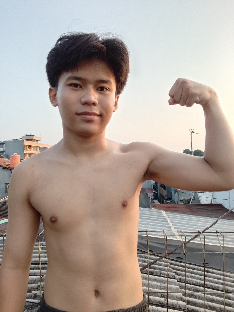 crackzdann's tweet photo. biceps kecil begitu di pamerin terus😅😆 https://t.co/3ZntQF2Woq