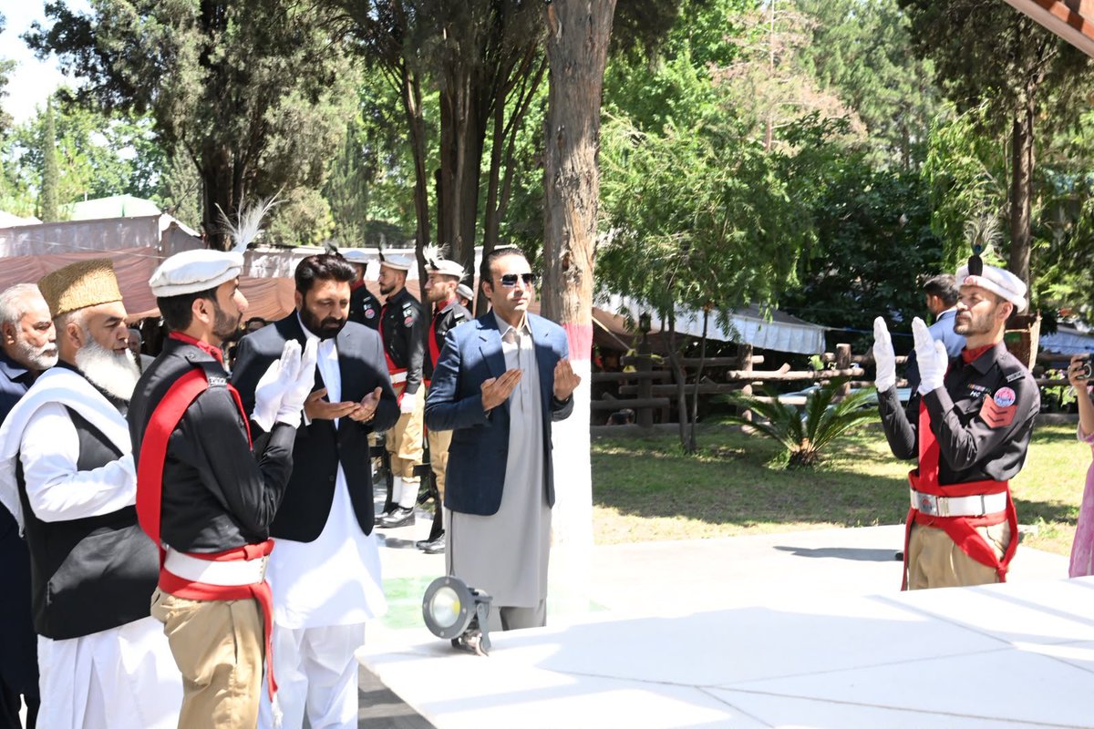 MediaCellPPP's tweet photo. چیئرمین پاکستان پیپلز پارٹی بلاول بھٹو زرداری کی نومنتخب وزیراعلی گلگت بلتستان امجد حسین ایڈووکیٹ کے ہمراہ گلگت بلتستان کی جنگِ آزادی کے شہداء کی یادگار پر حاضری
@BBhuttoZardari https://t.co/TbdBsVdM2Z