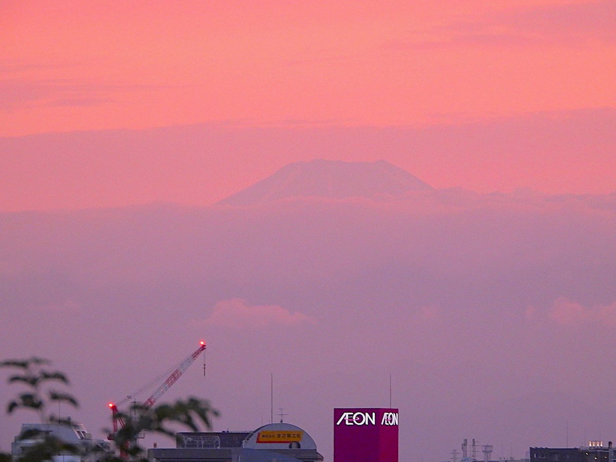 tougekisiryu's tweet photo. 👑優美なる🏞️#日本の風景〖日々🖼️写真展〗御訪問に感謝🍀

💝素敵な🌇#午後活∻大田区の写真スポット〖🚵相生坂〗最上部🥰素晴らしい〖💗#夕焼け空〗約100km【🗻#富士山】雄姿!!💞すれ違い《🚄#新幹線/上下線》とコラボ。

💥日本の大地震💥他県災害🌊被災の👨‍👩‍👧‍👦皆様お体を大切に∼

＃丹沢 #武蔵小杉 https://t.co/ylAbWTpARF