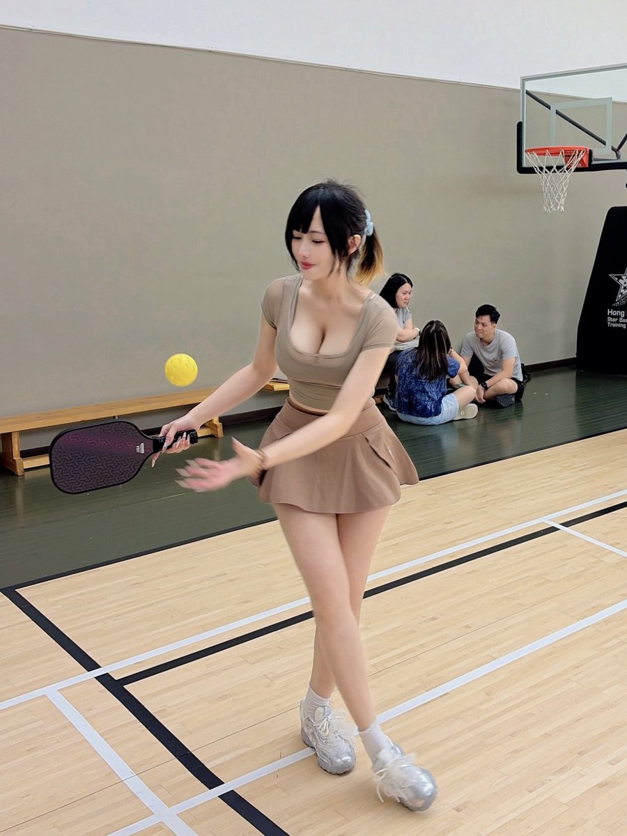 ip_nicky's tweet photo. 星期一的豐滿🍈🍈
要和我組隊打Pickleball嗎？🎾🎾
#匹克球 #Pickleball #打球
#星期一的豐滿 #月曜日のたわわ https://t.co/FhxrHYe2F7